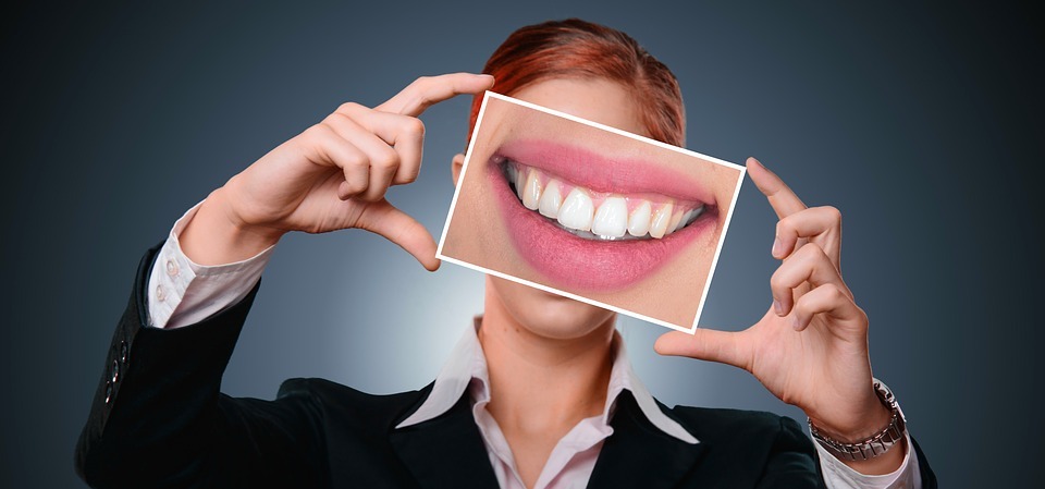 3 Behandelingen die je cosmetische tandarts voor je kan uitvoeren